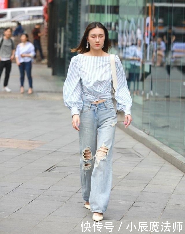  气质|路人街拍，美女九分的牛仔裤搭配短外套，非常有气质