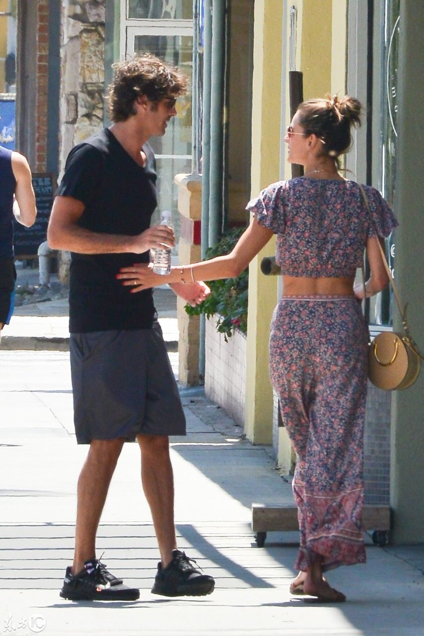 37岁巴西超模有两个娃,找了一个低调的高富帅,换了一身新衣服