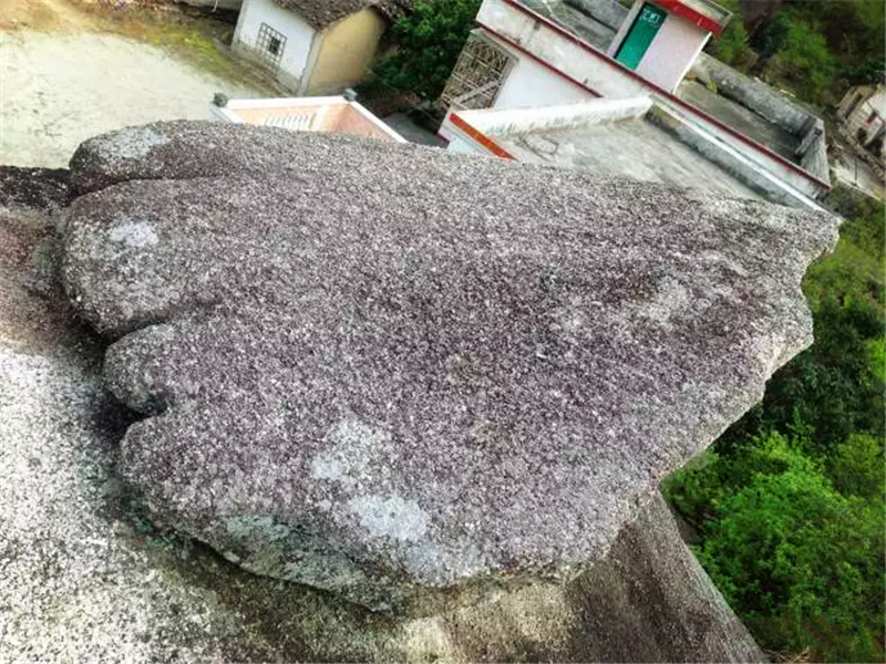  发现@广东发现一奇石，被雷劈开大裂缝，顶着千斤重的“脚趾石”