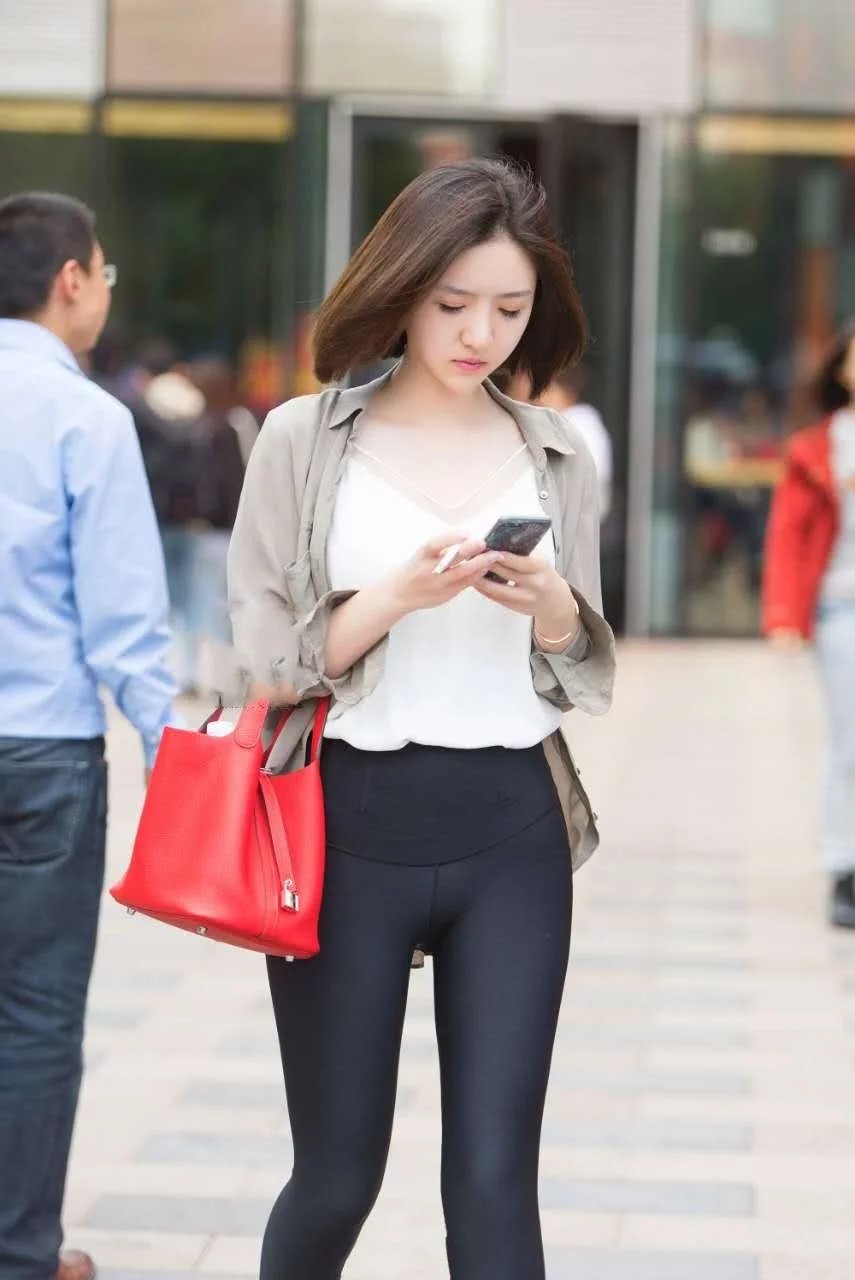 知性小姐姐优雅紧身裤显丰腴身材，“好女不过百”就是女神标准吗