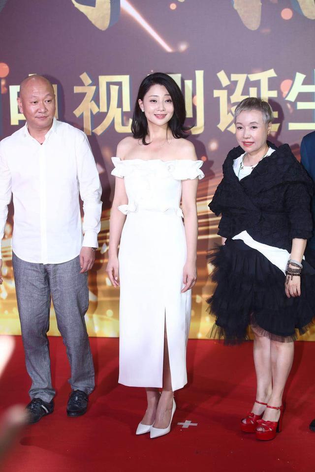 殷桃穿白裙,气质堪比高圆圆!网友:这身材,高圆圆没法比!