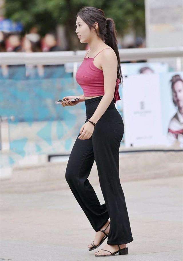 街拍：自信的女生最漂亮, 图1小姐姐丰满身姿吸引全场注目
