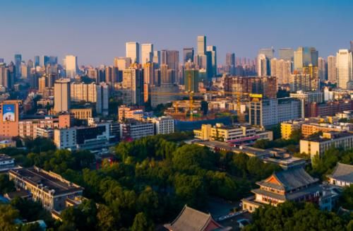 国内六大都市之一，且是西部地区的特大城市，你知道这个城市吗？