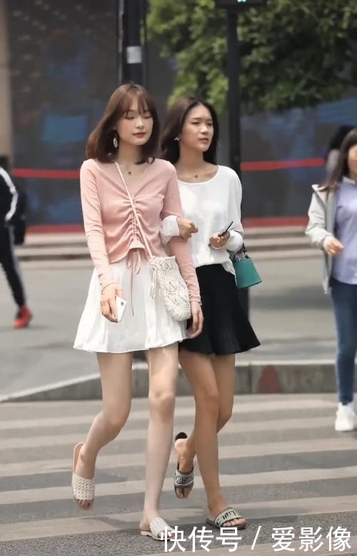  美女|美女太“年轻”了,和女神穿闺蜜装,腿像10年没洗一样,佩服！