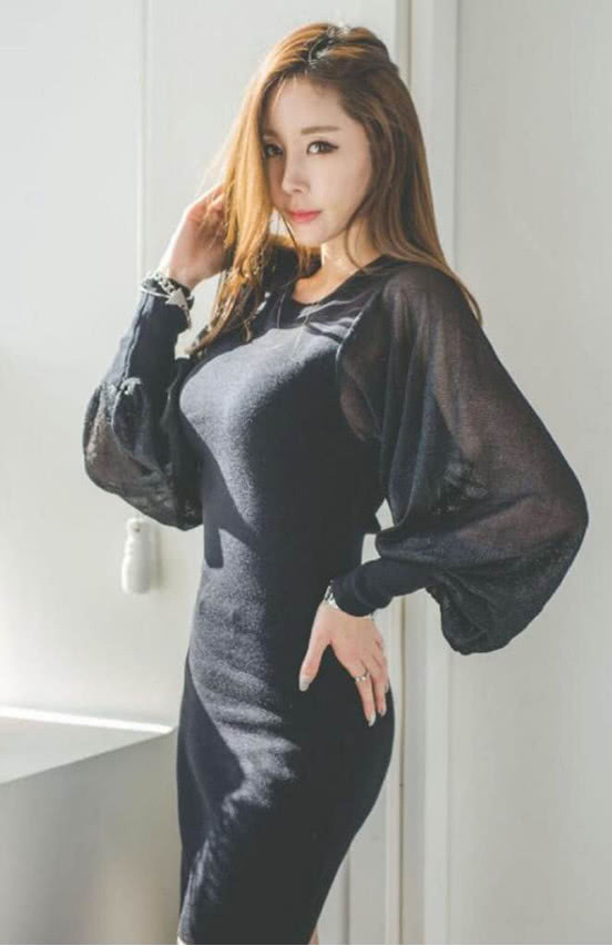 小姐姐身穿黑色包臀裙，看起来更加纤细，又具有高贵典雅的气质