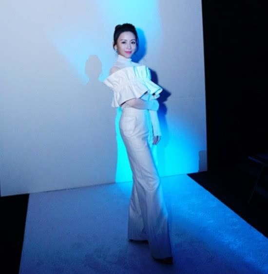 台球天后潘晓婷亮相，小秀性感成万人迷，魅力不输众女星！