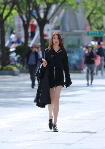  黑纱：路人街拍，黑纱长裙让姑娘看起来浪漫又神秘