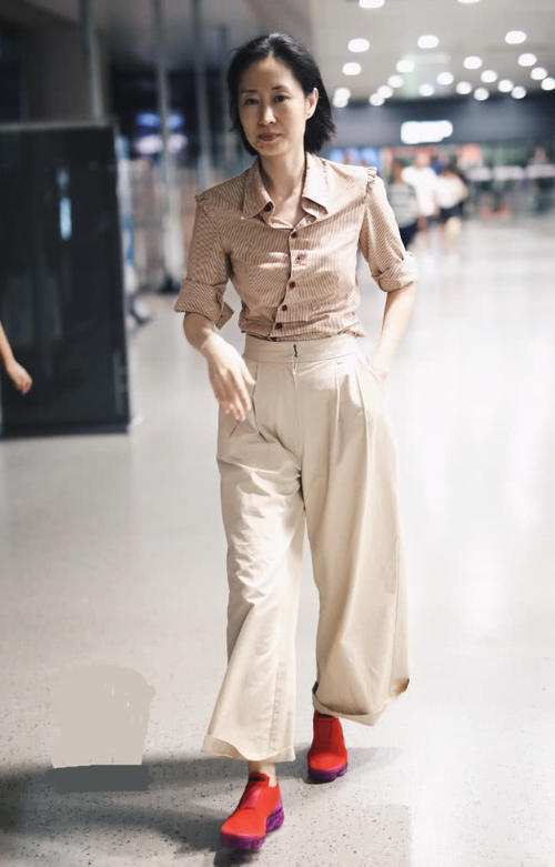 刘敏涛出门不化妆就算了，衣服还不穿好，真拿自己当大妈了？