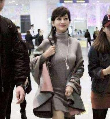 赵雅芝现机场, 一件毛衣惹争议, 网友: 女神也hold不住紧身啊!