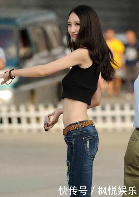 【美女】街拍:美女性感的小蛮腰,看起来很是吸引眼球