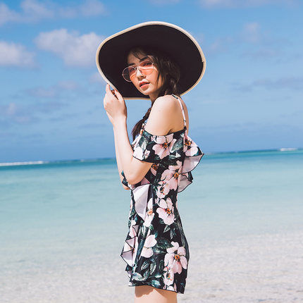 担心三点式泳衣走光?穿这样的泳衣去游泳回头率才高,优雅有魅力