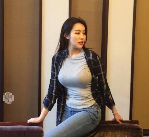 紧身牛仔裤展现美女那完美的曲线，散发着不一样的魅力，真好看！