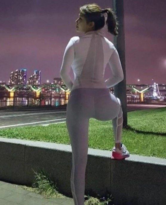 简洁又清爽的打底裤穿搭,展现美丽身姿,满满的女人味