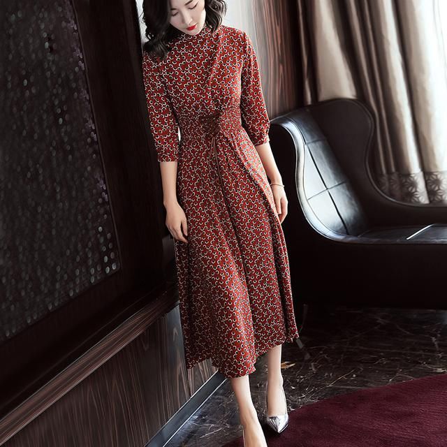 40-50岁女人，中秋国庆穿这“铜氨丝裙”，一定显高贵超迷人