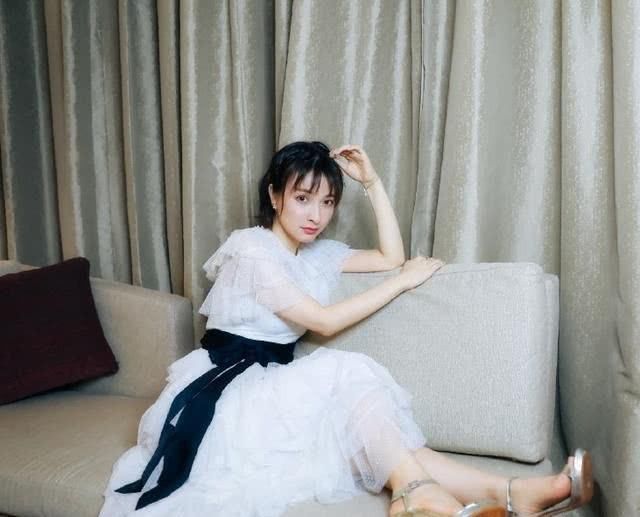 17岁张子枫终于穿对了一回！蛋糕裙亮丽俏皮，撞衫吴昕也毫不逊色