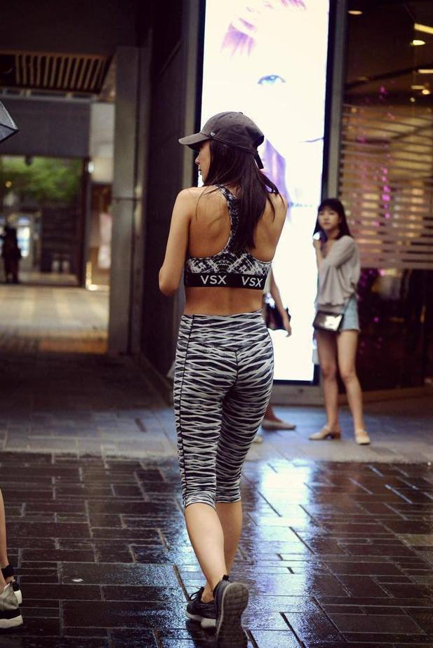 穿着瑜伽裤作为打底裤的姑娘，只看她的运动背心就知道她经常运动