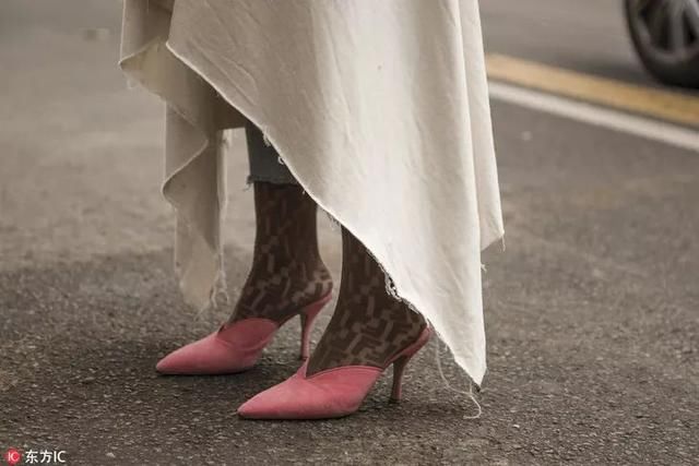 时髦办｜我的大长腿，是尖头深V穆勒鞋宠出来的！