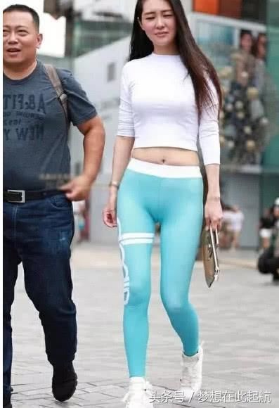小姐姐蓝色紧身裤太有视觉冲击力了，紧致的臀部线条带感又带劲