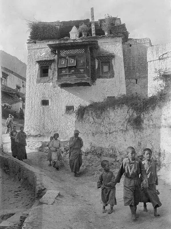 美国人在鞋盒里发现了6000张中国老照片，轰动全世界