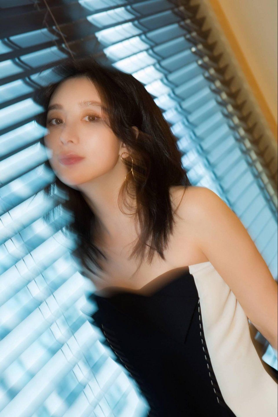 熊乃瑾时尚风来袭，拼色抹胸上衣最性感，真是越来越好看