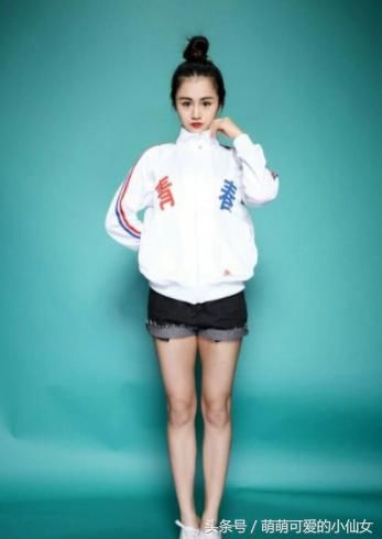 安悦溪这是穿的啥？裤子上有20个扣子没扣，渔网袜更没眼看！