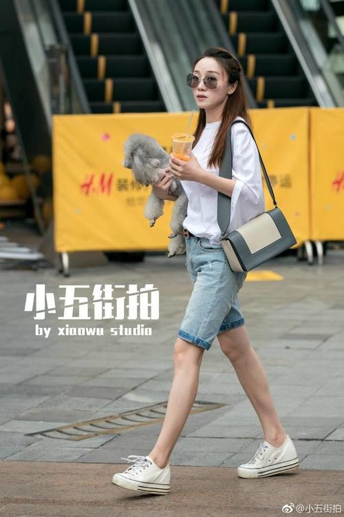 路人街拍：一对性感的姐妹花，黄色吊带衫和牛仔短裤一样诱惑