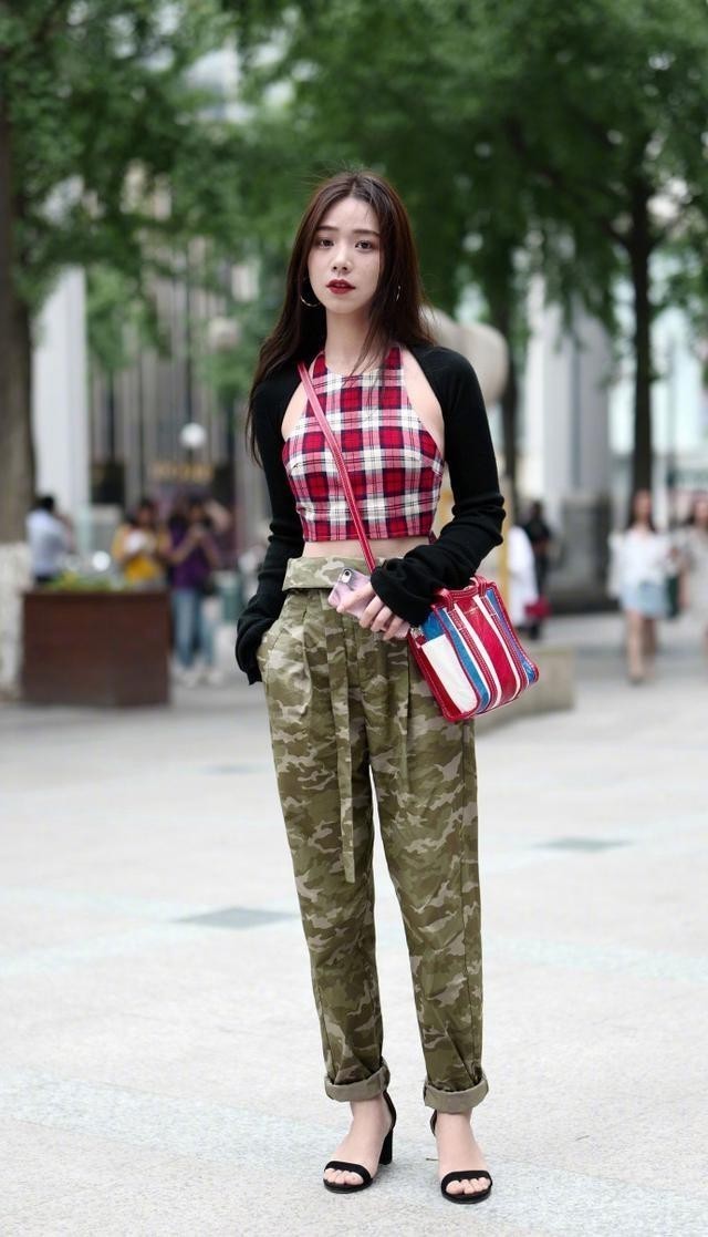 街拍：穿着明艳傲人的小姐姐，性感妩媚娇柔清爽！