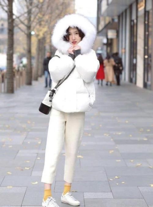  『蓝色』街拍：兰质蕙心的美女，一件雪纺上衣配蓝色牛仔裤，时尚青春气质