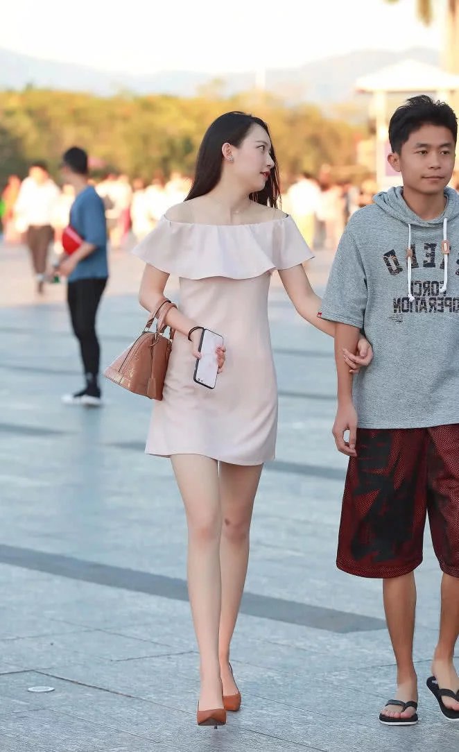 婴儿肥的小姐姐，身材却玲珑有致，居然给人一种小清新的感觉