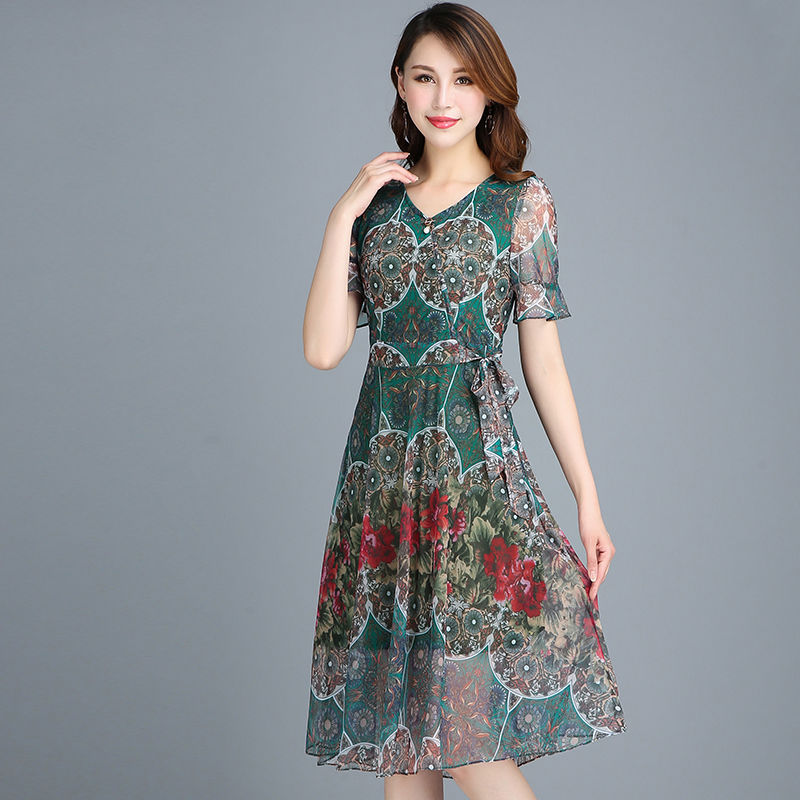 女人40岁之后，穿衣一定不要太复杂，这样穿才成熟有女人味