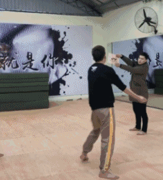  GIF：搞笑GIF趣图:妹子，造型很不错，我就喜欢你这样有肉感的女生！