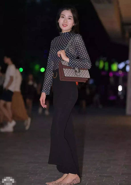 斑点薄纱上衣搭配阔腿喇叭裤，曼妙身材一览无遗