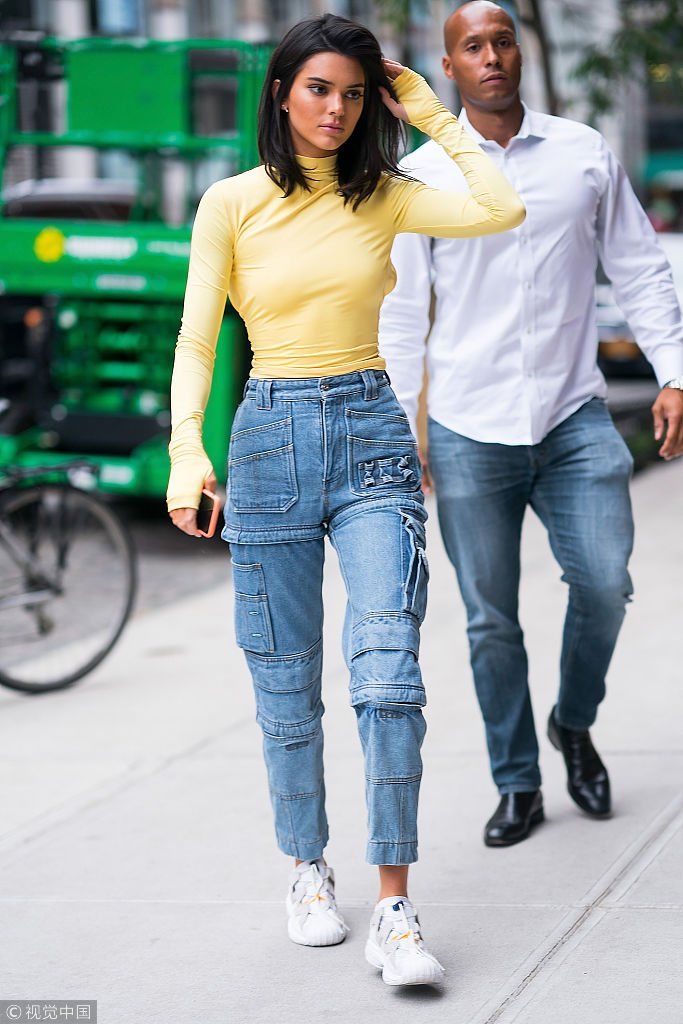 肯达尔詹娜牛仔裤秀撩人大长腿 对镜撩发疾走气场爆棚