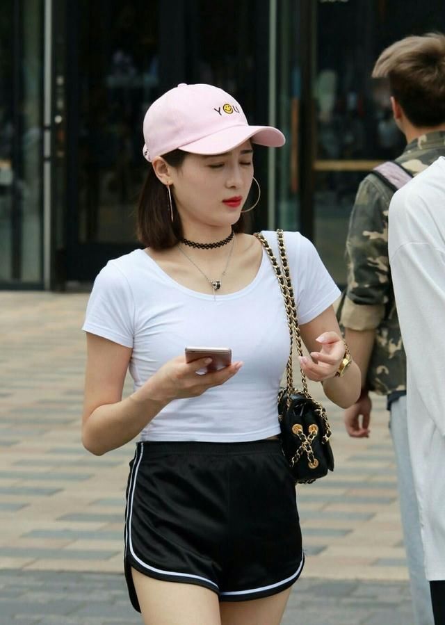 身体的上半部分是个性白色短袖和下半身黑色短裤