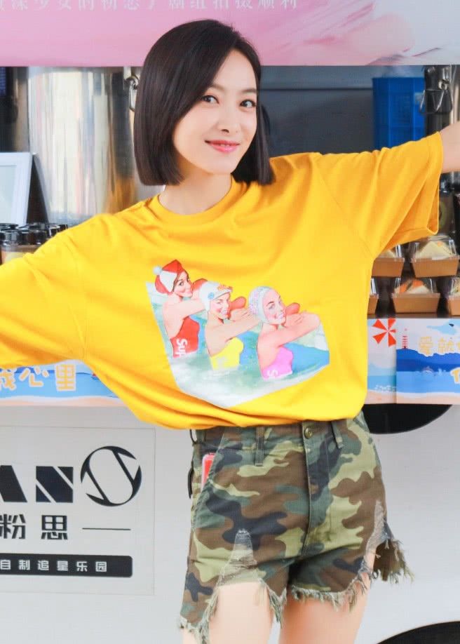 宋茜一袭白裙超优雅，尽显女人味，小露香肩很撩人!