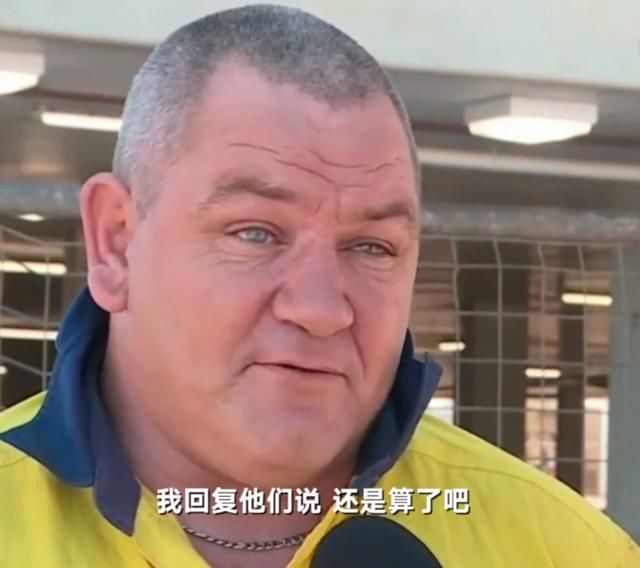 手机车内自燃，客服回应不曝光照片再赔你一部，网友：再烧一次？