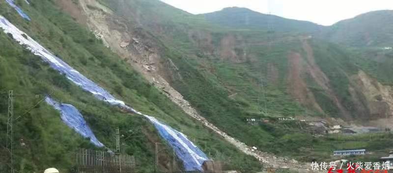 成昆铁路甘洛段突发山体崩塌 目击者泥土石头直冲到山下河道