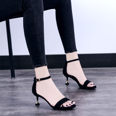 灰姑娘也能穿上水晶鞋，这样的细高跟鞋，让你站在高跟鞋里骄傲