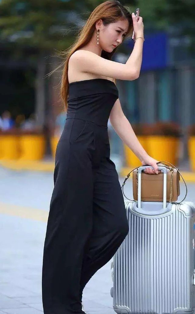 街拍：连体裤女神迎接疾风出门，小姐姐走路真的要扭腰？