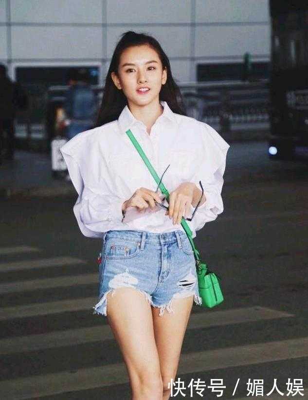 宋祖儿太大胆了, 牛仔短裤烂那么多, 网友: 三角区有点明显