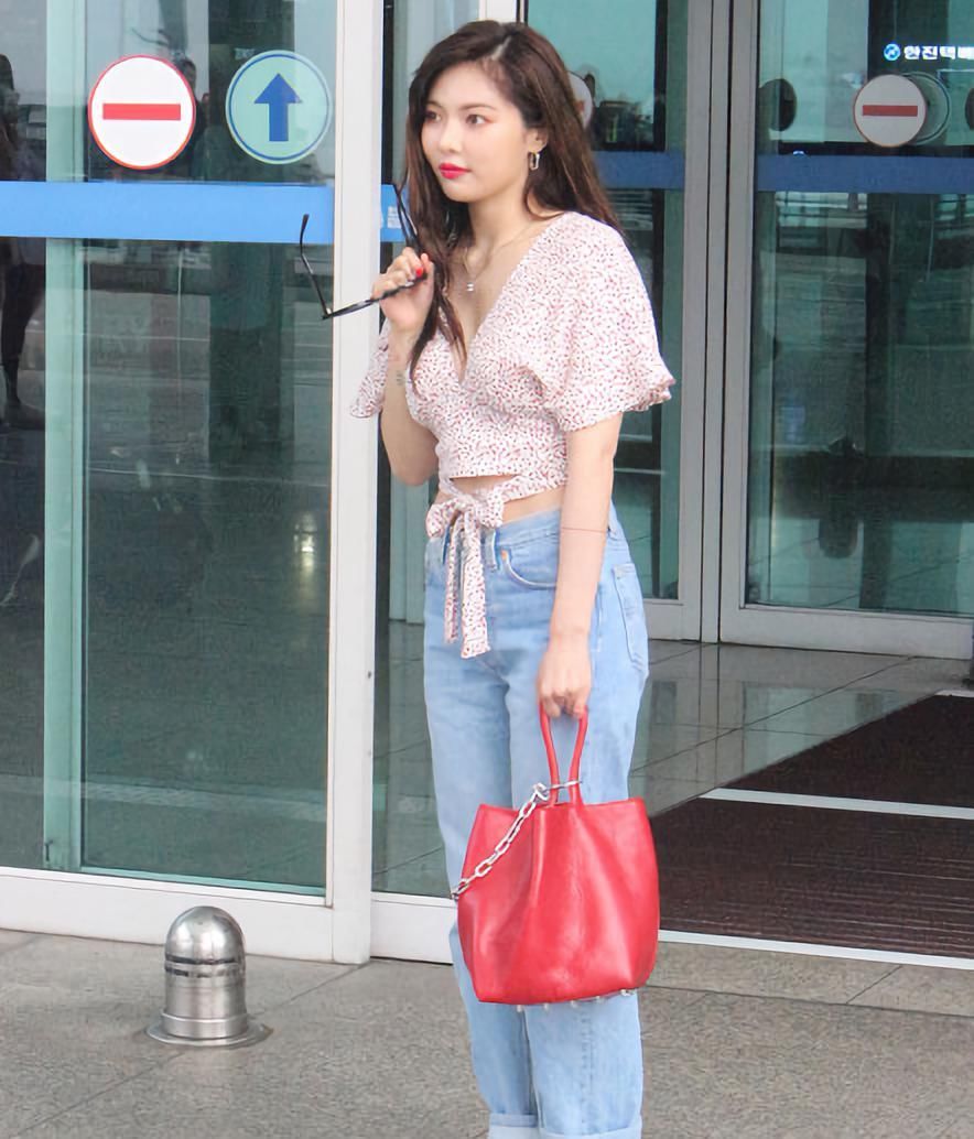 小野马金泫雅才是热裤第一人，粉装亮片裤各种现身，骨头都美酥了