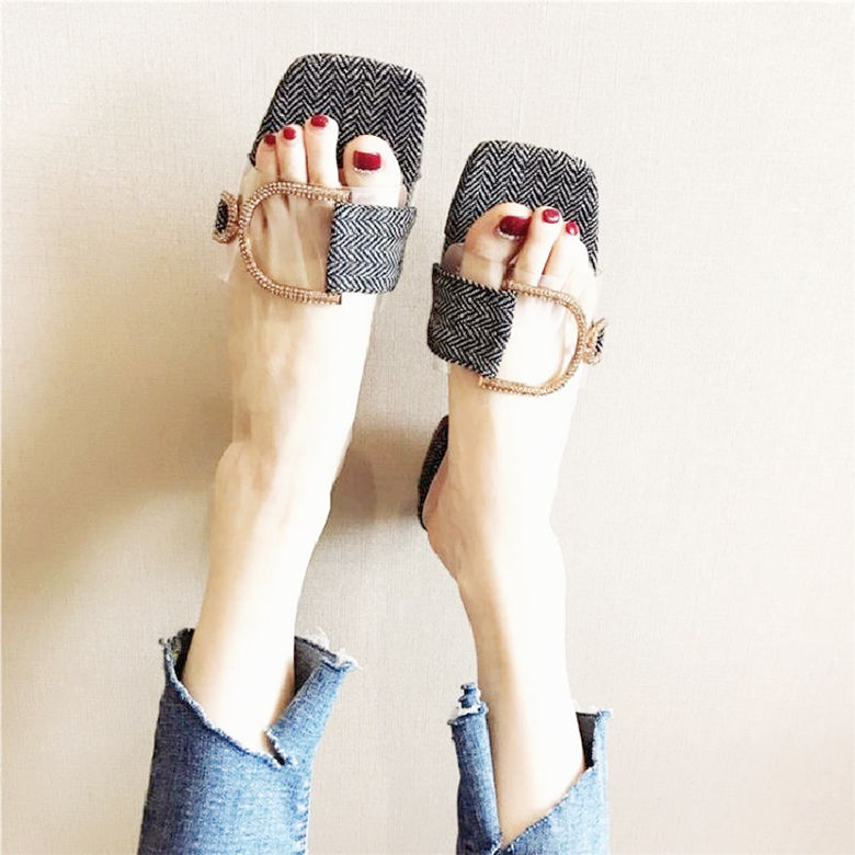 尖头设计的高跟鞋洋气又百搭，显高显瘦显气质