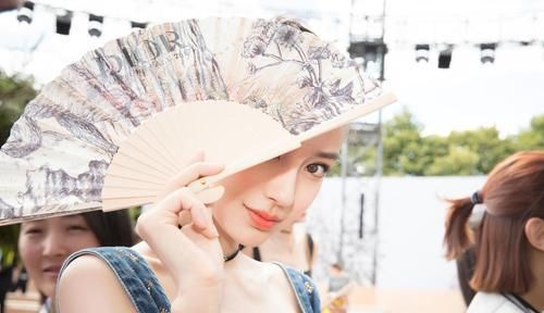  「真的」Angelababy真的漂亮！穿牛仔刺绣长裙高挑纤细，看上去知性魅力
