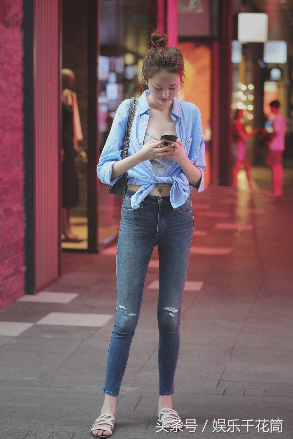 牛仔裤+衬衫打结的穿法尽显街头时尚