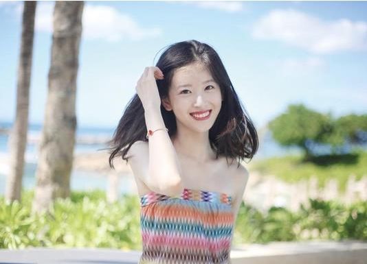 章泽天真厉害，烂大街的白衬衫居然穿出高级感，刘强东眼光真好