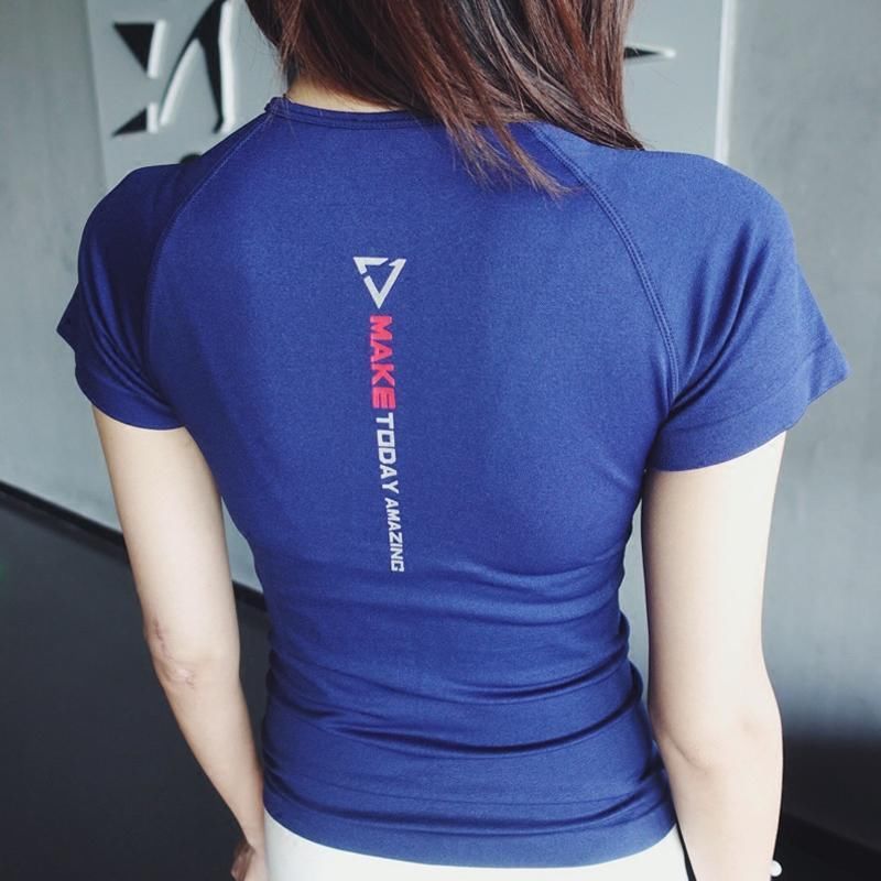 现在女人真开放，天天紧身上衣+紧身裤，凸显S型曲线，还真好看