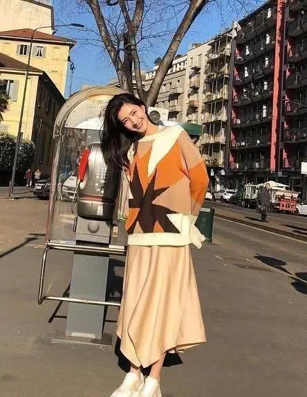  「杨紫江」早春流行什么穿搭？当然是毛衣配裙子，杨紫江疏影都爱穿！