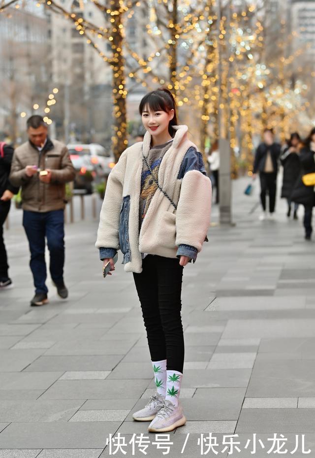 #身儿搭配#街拍:穿了这么多年的袜子,真的穿对了吗?今年袜子露一截才时髦