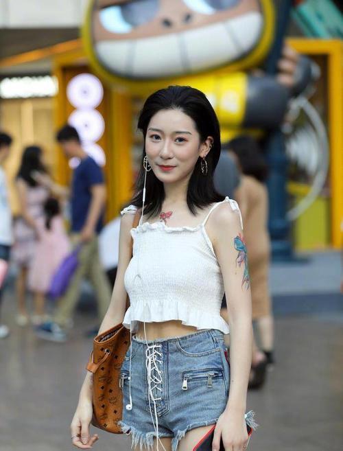 街拍怎么穿也好看!身材微胖白嫩的牛仔辣裤小美女