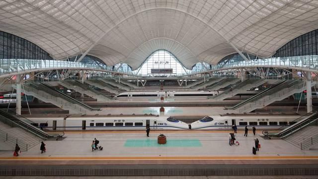 30米高火车站硬改成3米，美国旅客苦不堪言，中国一招化解尴尬